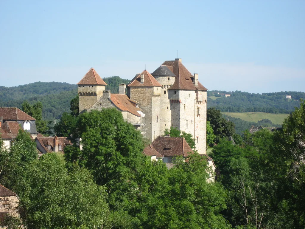Châteaux de Saint-Hilaire et des Plas au cœur du village de Curemonte