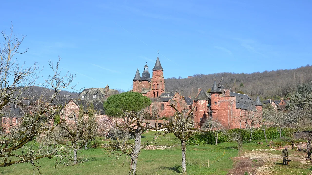 Vue générale des bâtiments et toits de Collonges-la-Rouge, en Corrèze