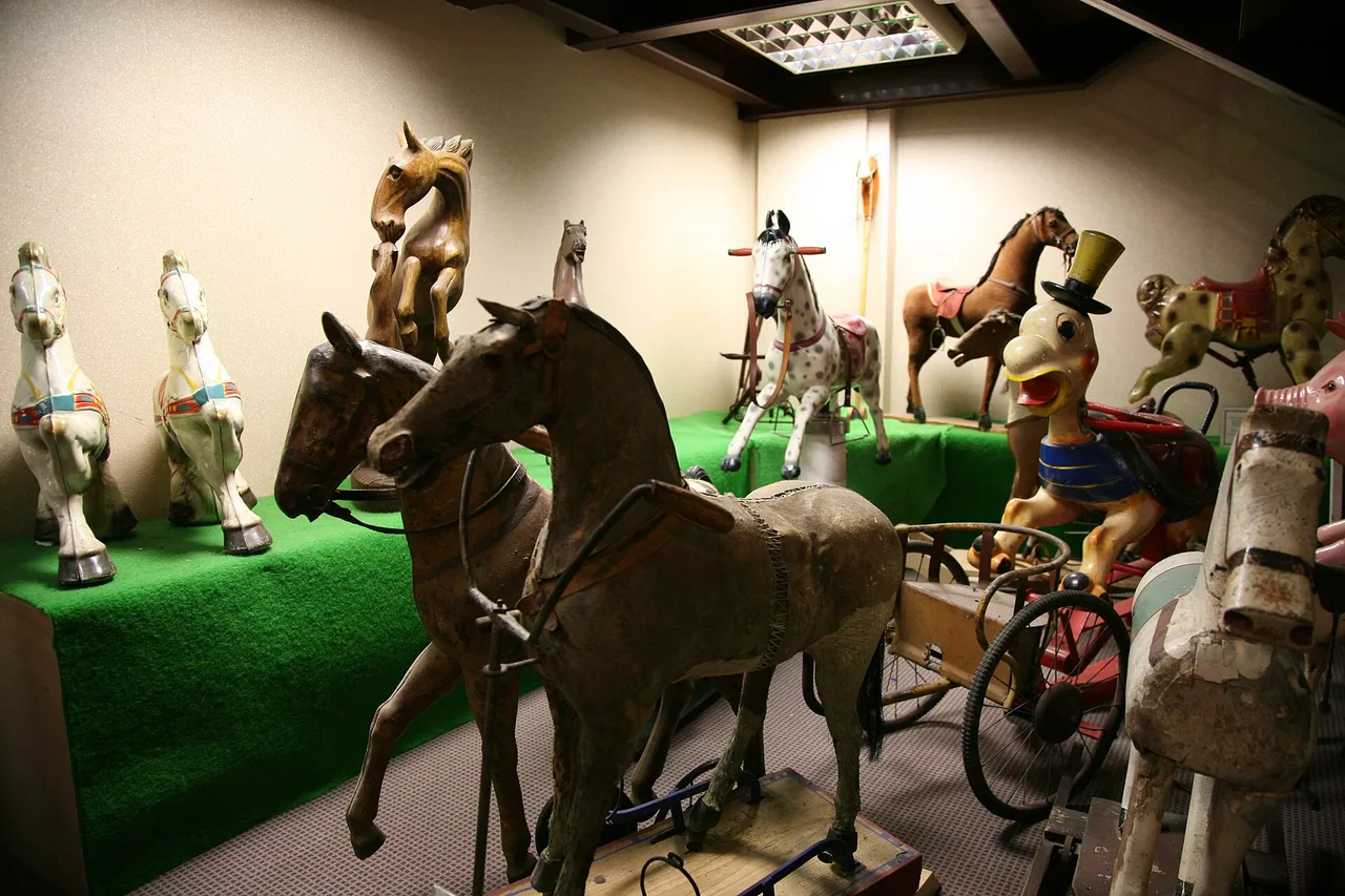 Chevaux et voiturettes-jouets photographiés au musée du Jouet de Colmar en décembre 2008.