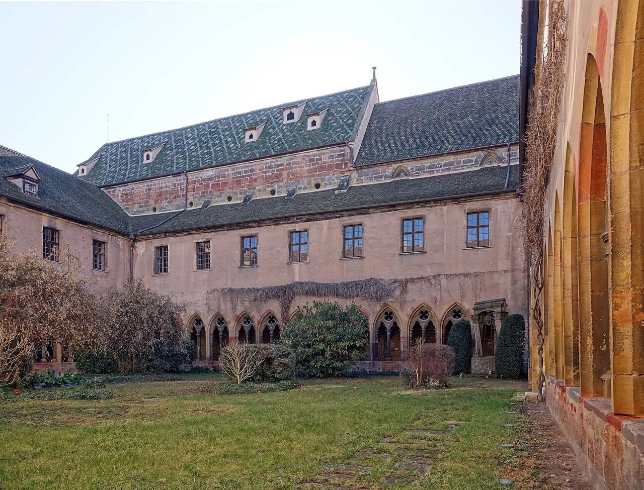 Cloître de l'ancien couvent des Unterlinden, au musée Unterlinden de Colmar.
