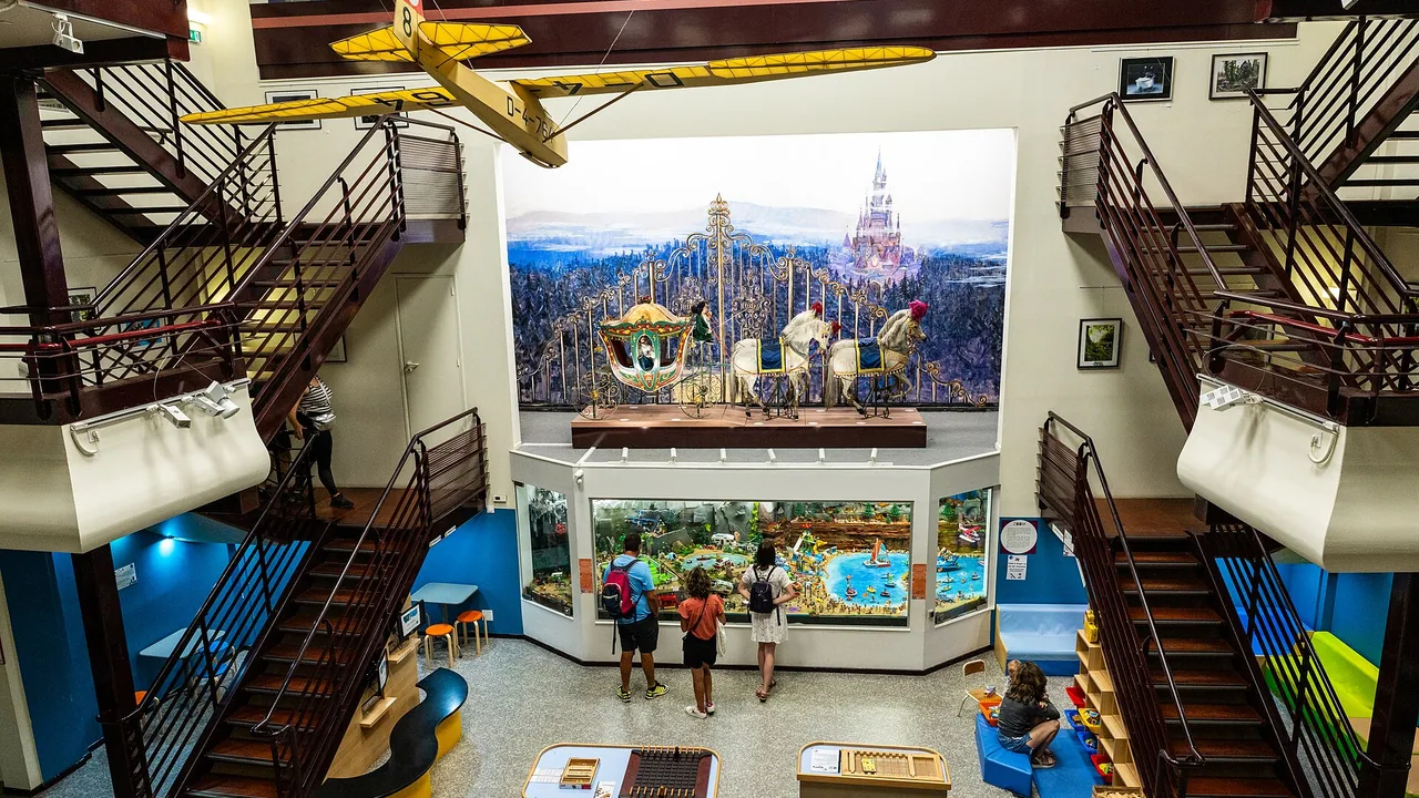 Hall du Musée du Jouet de Colmar, photographié en 2024.
