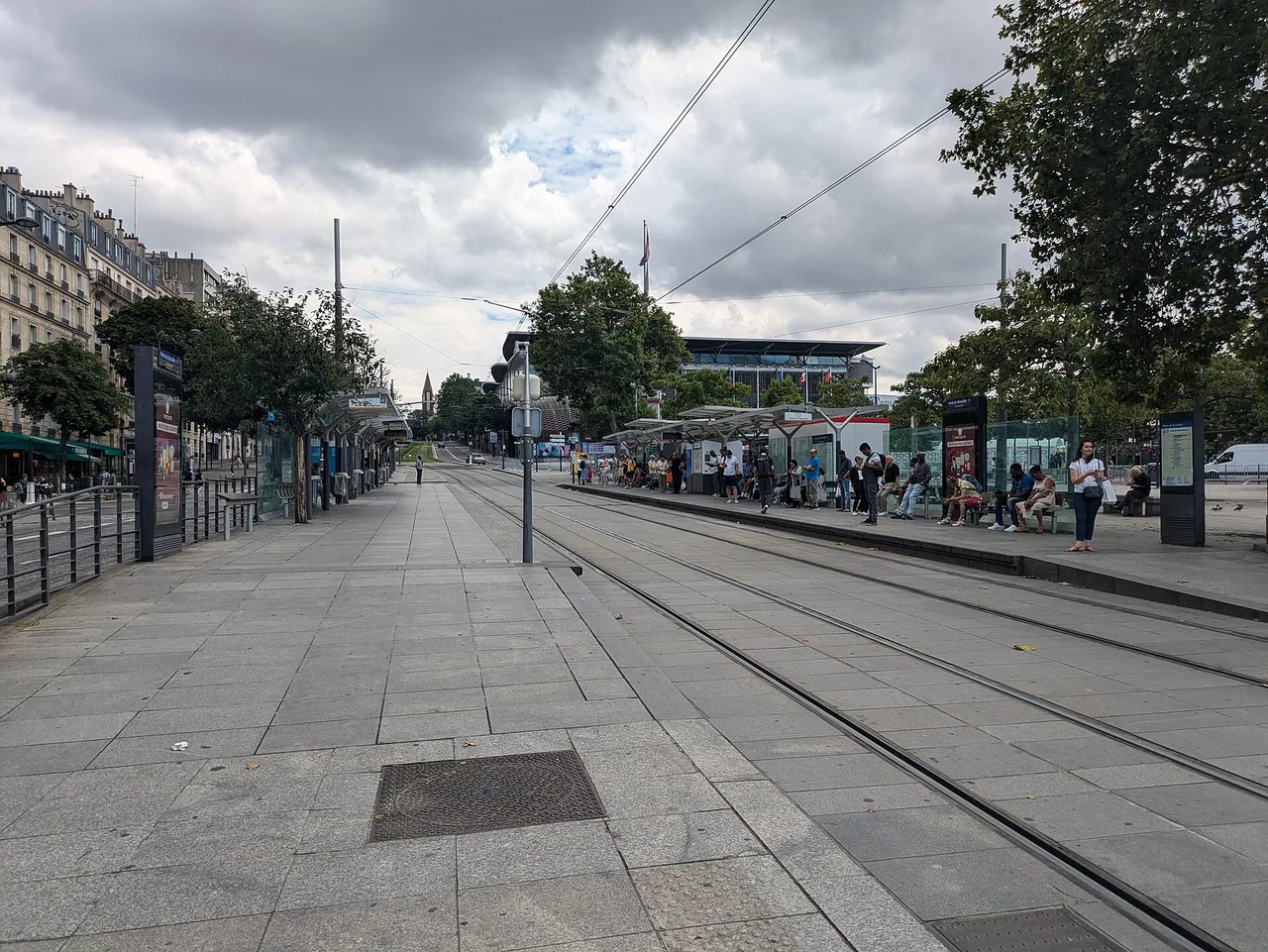 Station de tramway T3a Porte de Versailles à Paris en juillet 2024, près du parc des expositions.