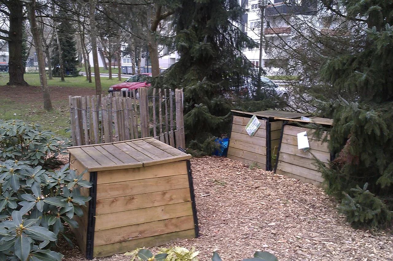 Bacs de compostage partagé au pied d'immeubles à Rennes, exemple hors Orléans