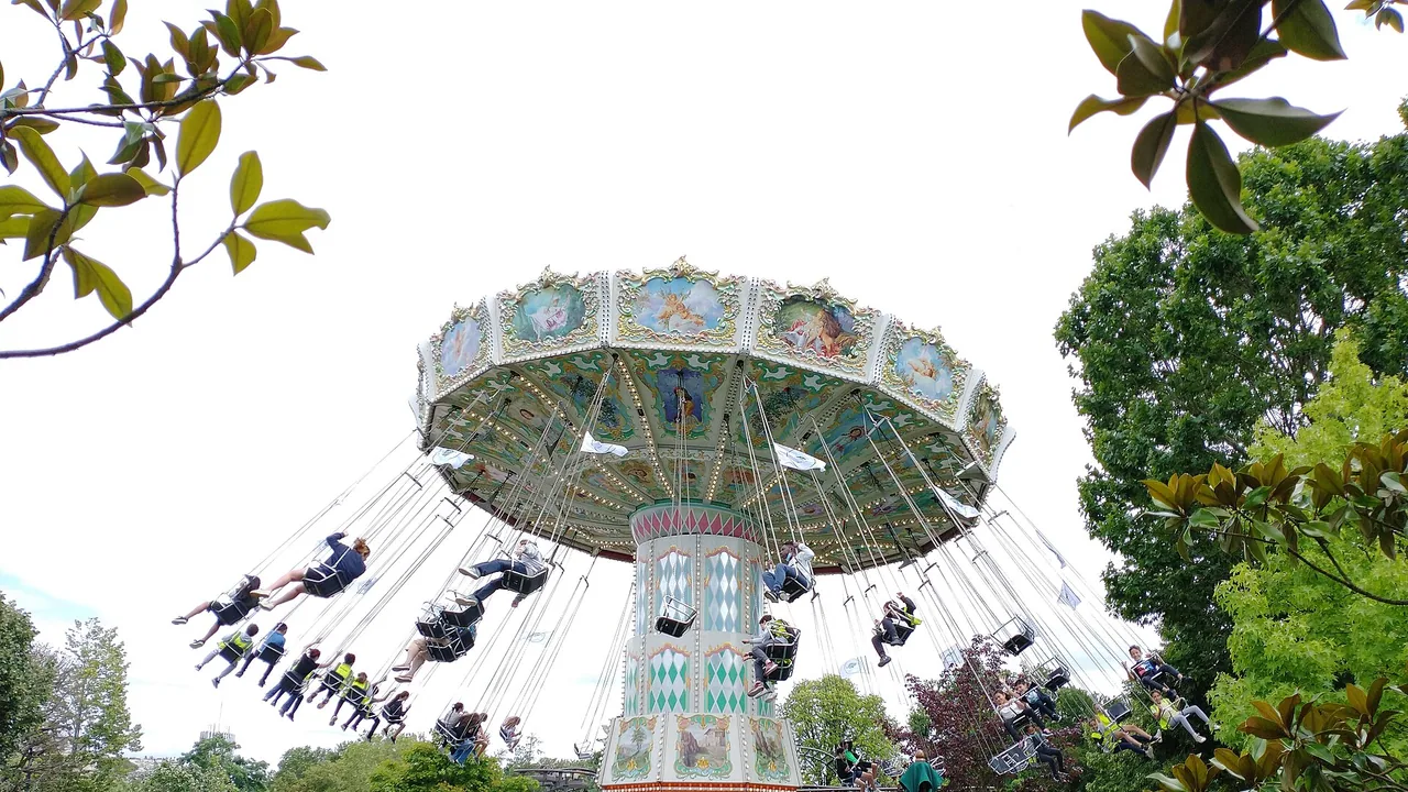 Chaises volantes du Jardin d’Acclimatation à Paris, photographiées en fonctionnement hors des animations du Día de los Muertos