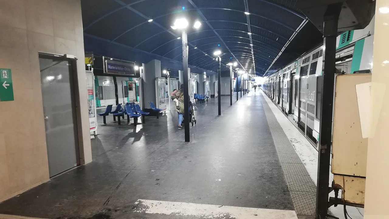 Rame du RER A à quai en gare de Marne-la-Vallée-Chessy