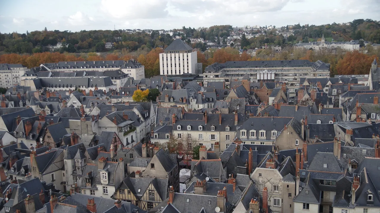 Vue sur les toits du Vieux-Tours et les alentours de la place Plumereau, depuis la tour Charlemagne.