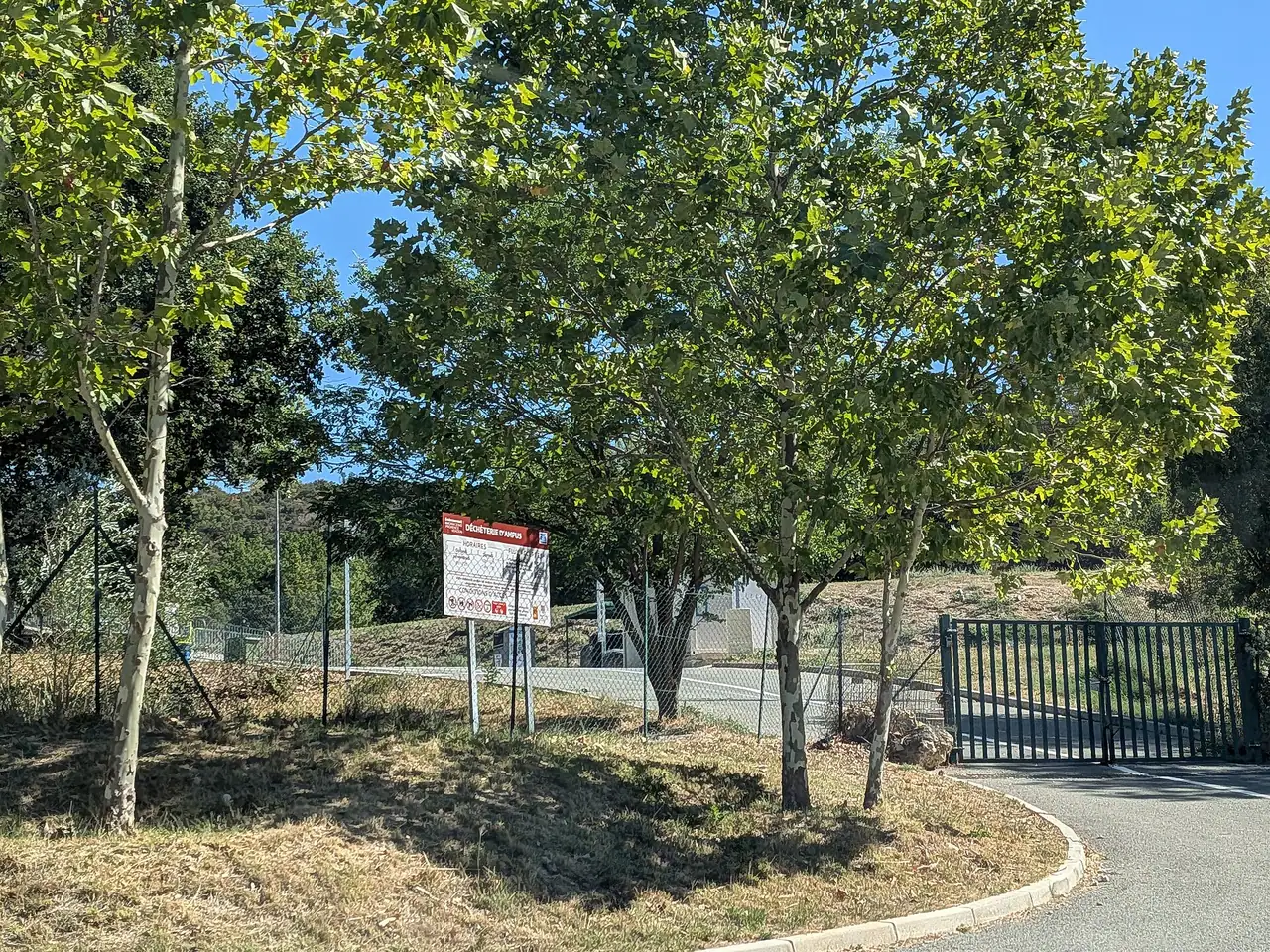 Entrée de la déchèterie d'Ampus dans le Var en septembre 2026, photographie illustrative ne montrant pas une déchèterie de Limoges.