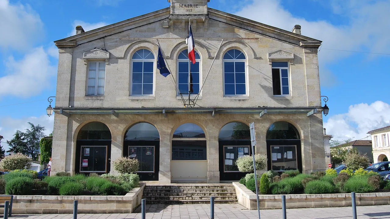 Façade de la mairie de Saint-Loubès, commune des Rives de la Laurence en Gironde