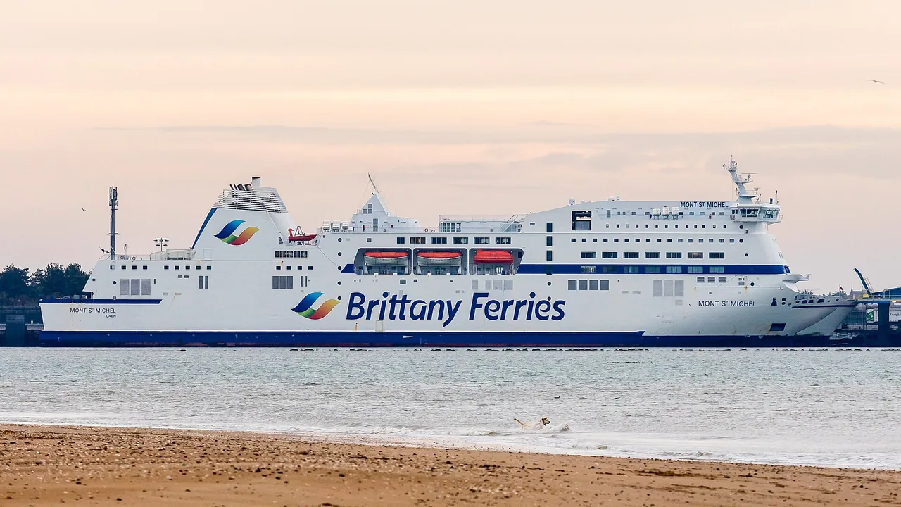 Le ferry Mont St Michel de Brittany Ferries dans le port de Caen-Ouistreham au crépuscule en décembre 2021.