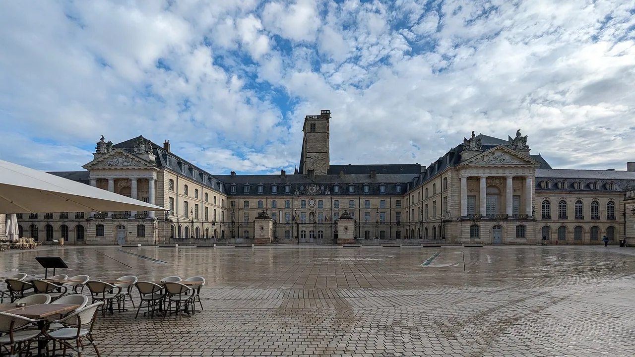 Vue de la place de la Libération à Dijon depuis la rue Vauban, hors du festival