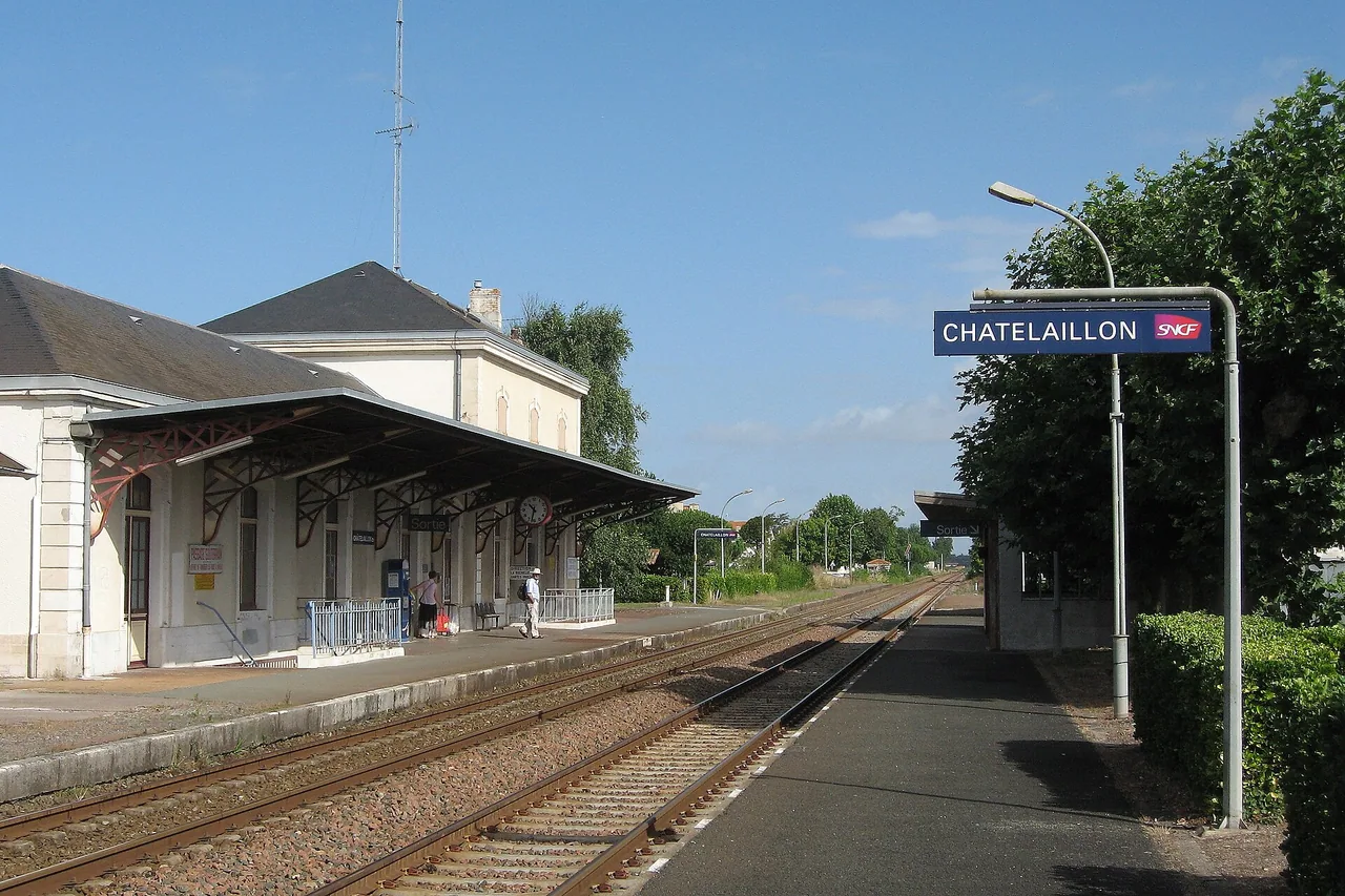 Quais et bâtiment voyageurs de la gare de Châtelaillon-Plage photographiés en 2008