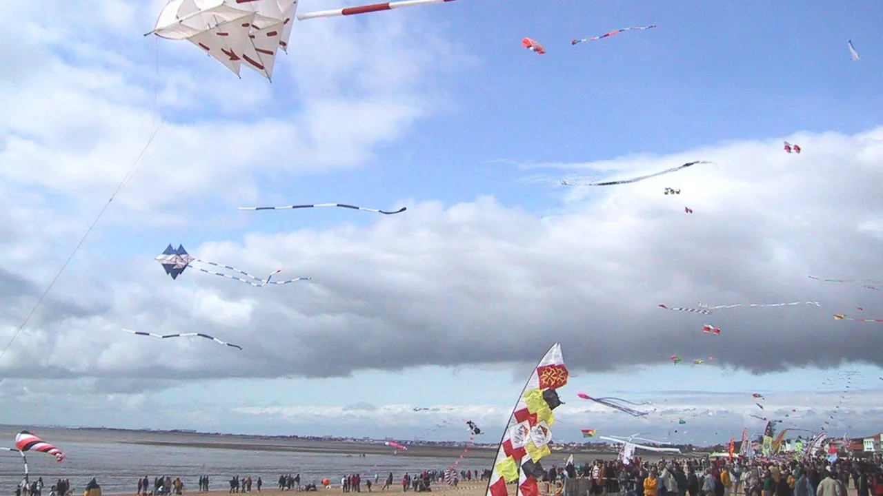Cerfs-volants sur la plage de Châtelaillon-Plage lors d'un festival en 2001