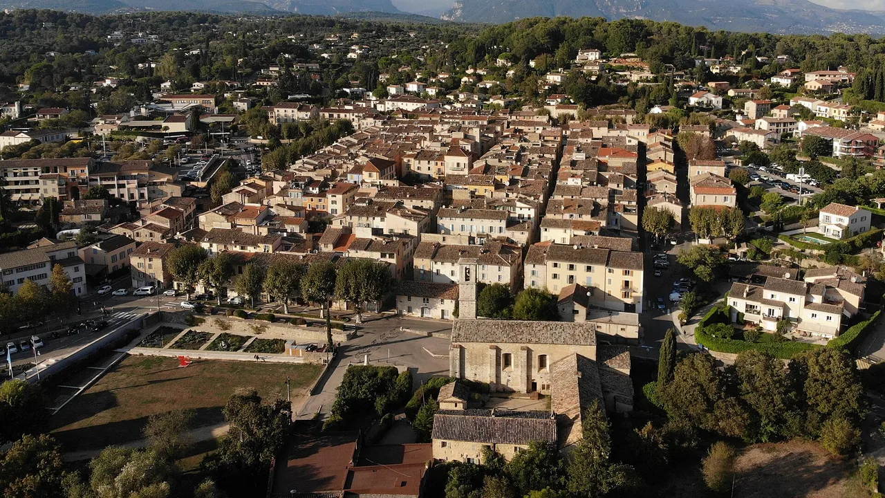 Vue générale du village de Valbonne, où se déroule le festival Enfantillages, hors événement