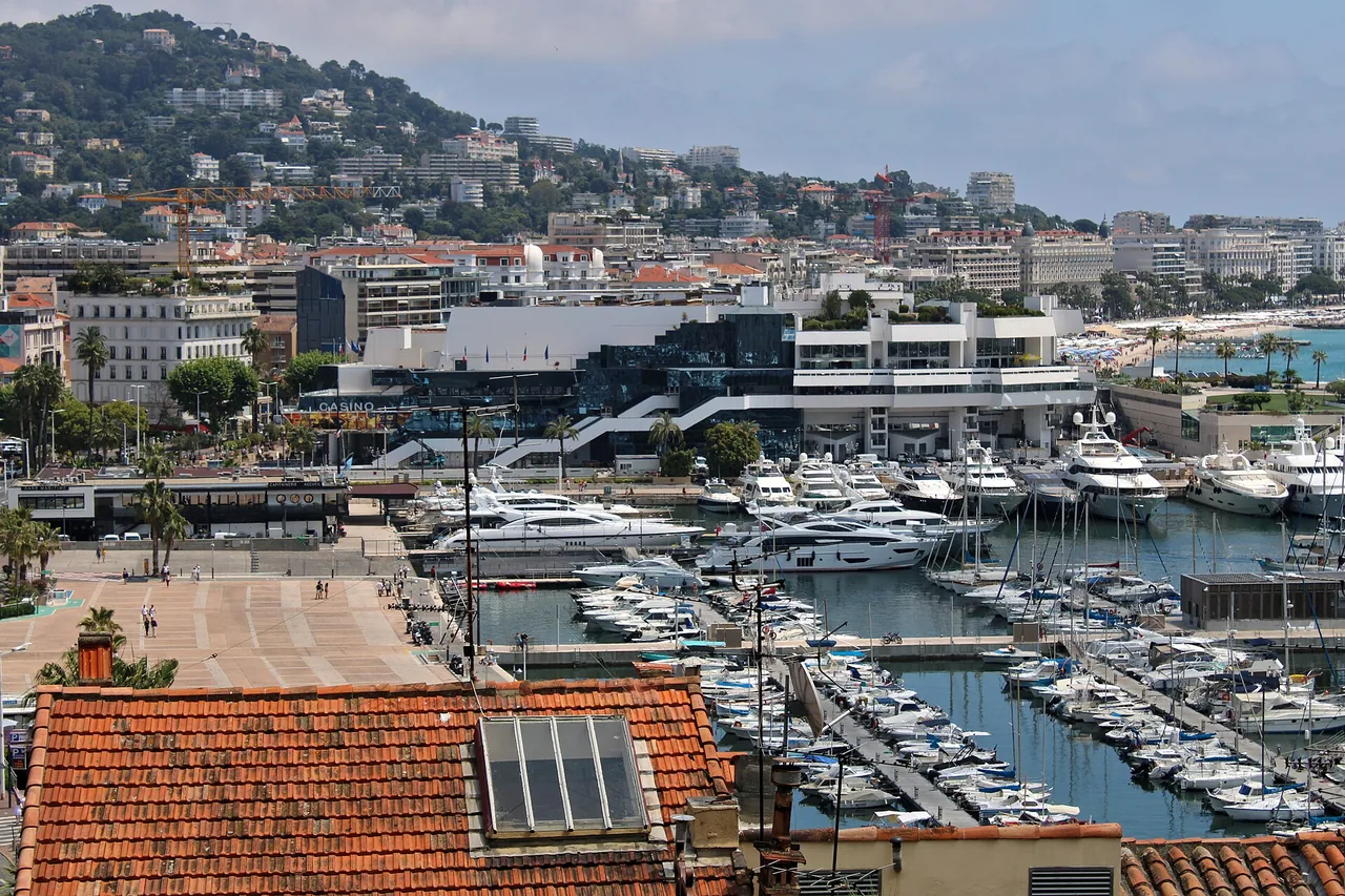 Façade du Palais des Festivals et des Congrès à Cannes, photographiée en 2019
