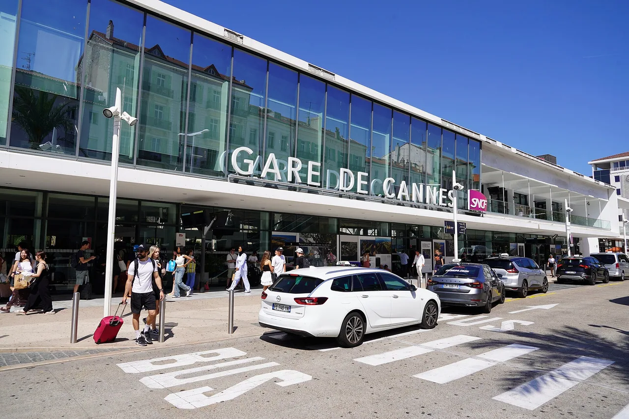 Entrée du bâtiment voyageurs de la gare ferroviaire de Cannes en 2024