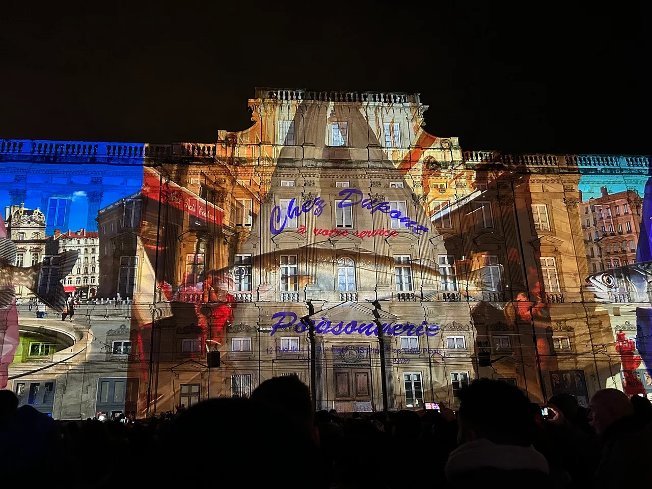 Musée des Beaux-Arts illuminé sur la place des Terreaux pendant la Fête des Lumières de Lyon en 2025.