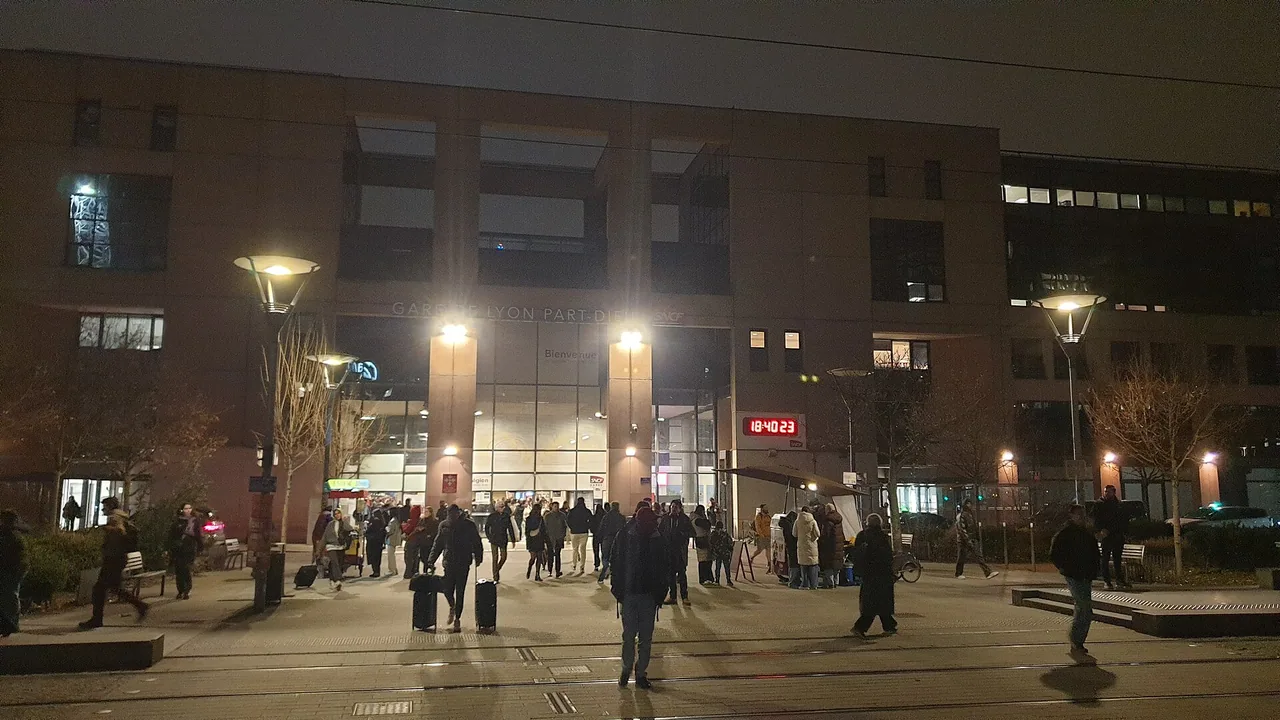 Entrée côté Villette de la gare de Lyon-Part-Dieu photographiée de nuit en janvier 2026.