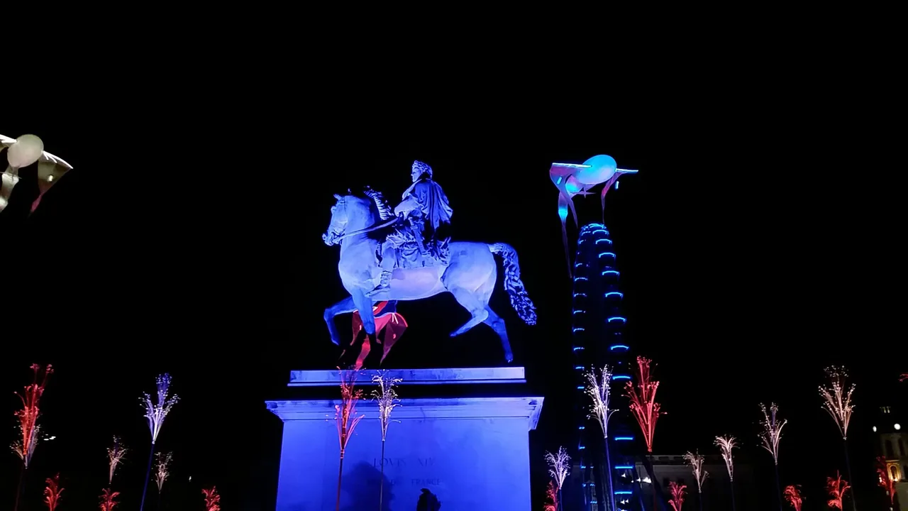 Statue équestre de Louis XIV sur la place Bellecour à Lyon, pendant la Fête des Lumières en 2019.