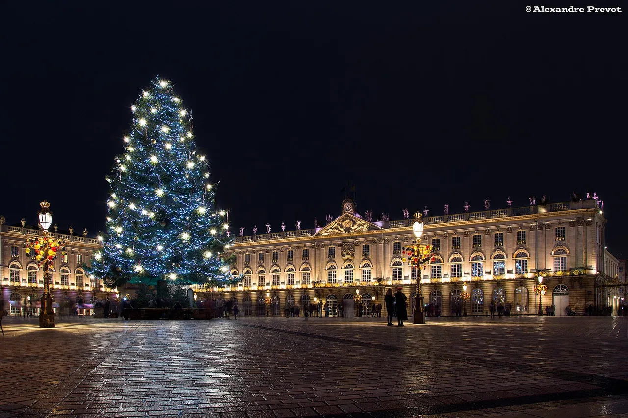 Place Stanislas à Nancy illuminée avec un sapin de Noël en décembre 2017, lieu du mapping de Saint-Nicolas.