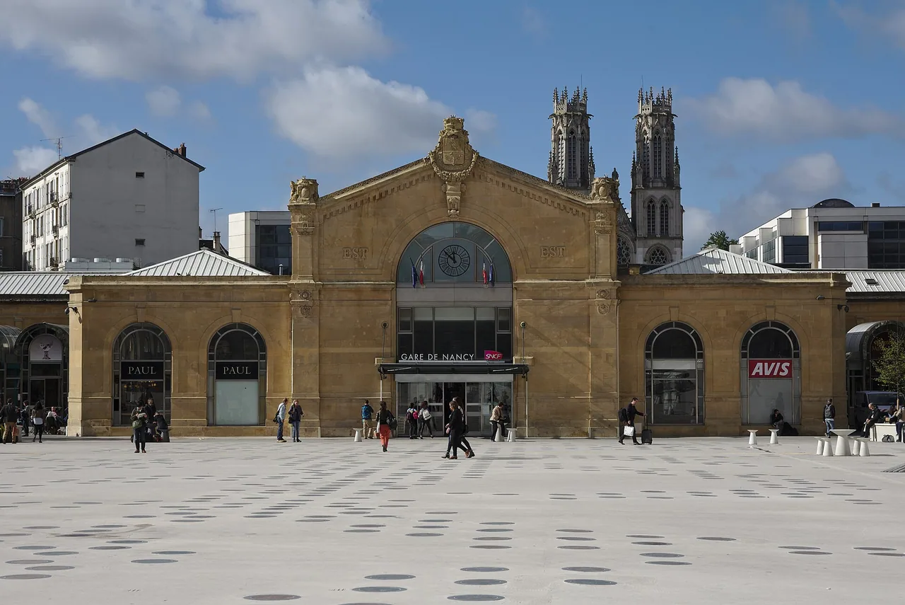 Bâtiment principal de la gare de Nancy-Ville sur la place Thiers, photographié en octobre 2016.