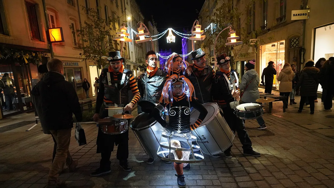 Scène des festivités du défilé de la Saint-Nicolas à Nancy, le 7 décembre 2024.