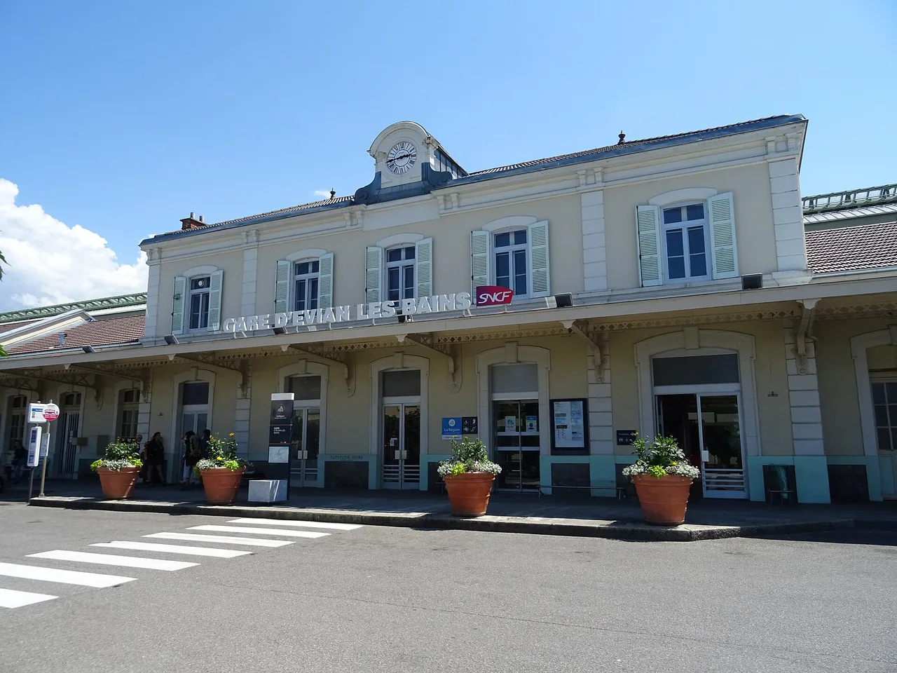 Façade du bâtiment voyageurs de la gare d'Évian-les-Bains en juin 2020