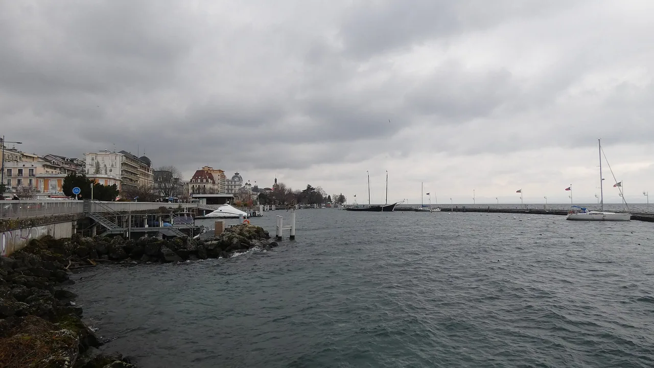 Quai Baron-de-Blonay à Évian-les-Bains, avec vue vers l'ouest du côté du lac Léman, hors festivités des Flottins