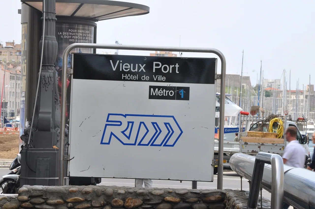 Entrée de la station de métro Vieux-Port à Marseille, photographiée en 2009, point d'accès au secteur de la foire.