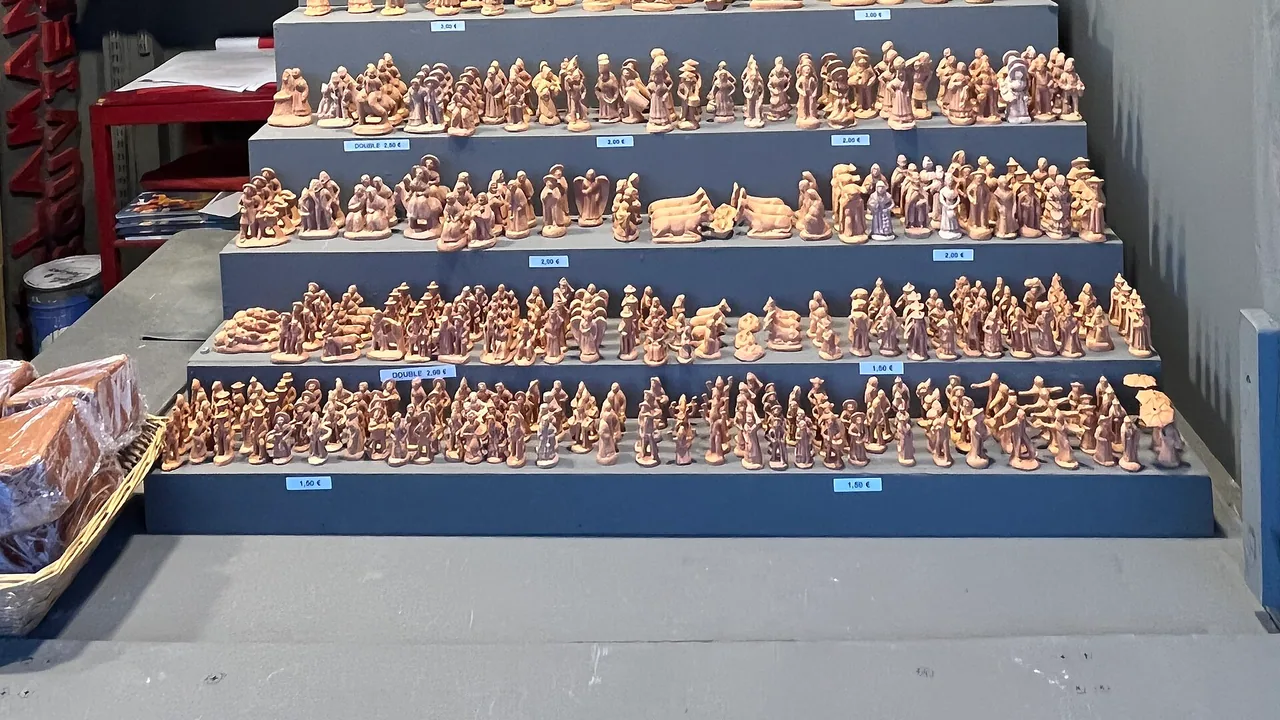 Santons provençaux exposés au marché de Noël du Vieux-Port de Marseille en novembre 2022, et non à la Foire aux santons 2026.