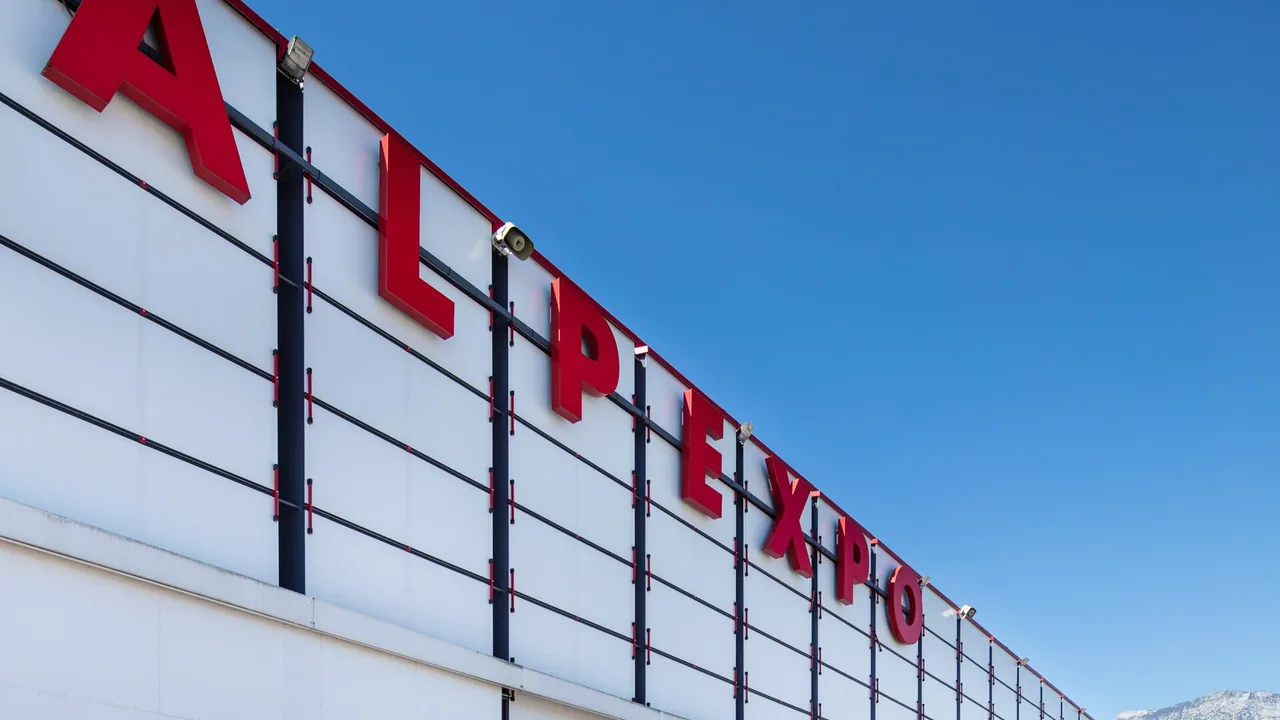 Façade du parc des expositions Alpexpo à Grenoble, photographiée en juin 2018, sans représenter la Foire de Grenoble 2026.