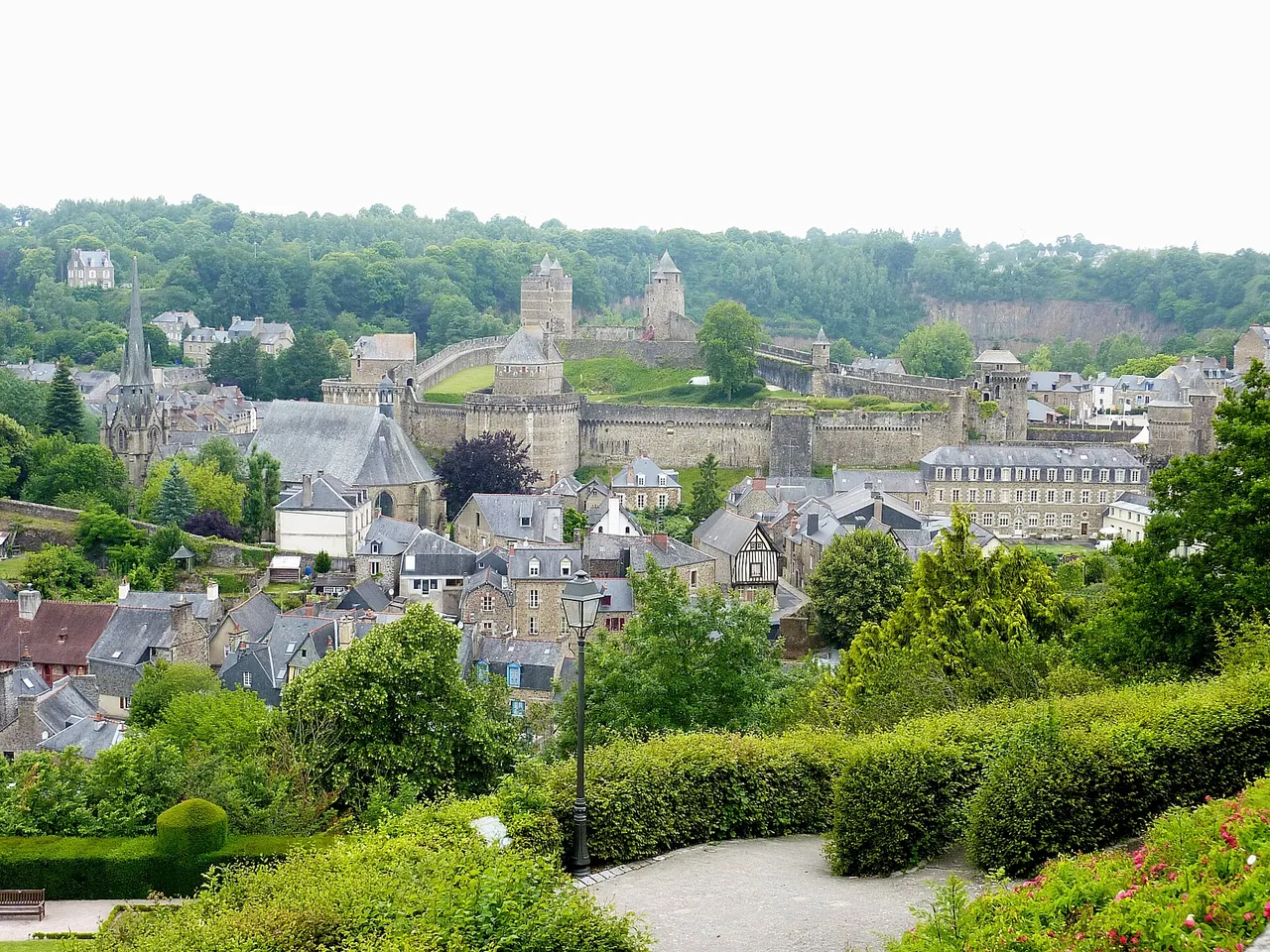 Vue du château de Fougères dans la vallée du Nançon depuis le jardin public
