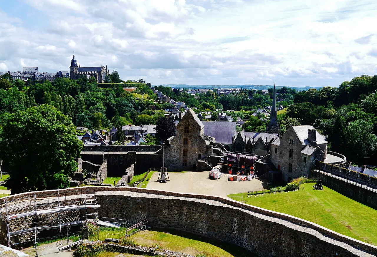 Cour intérieure du château médiéval de Fougères et ses bâtiments de pierre