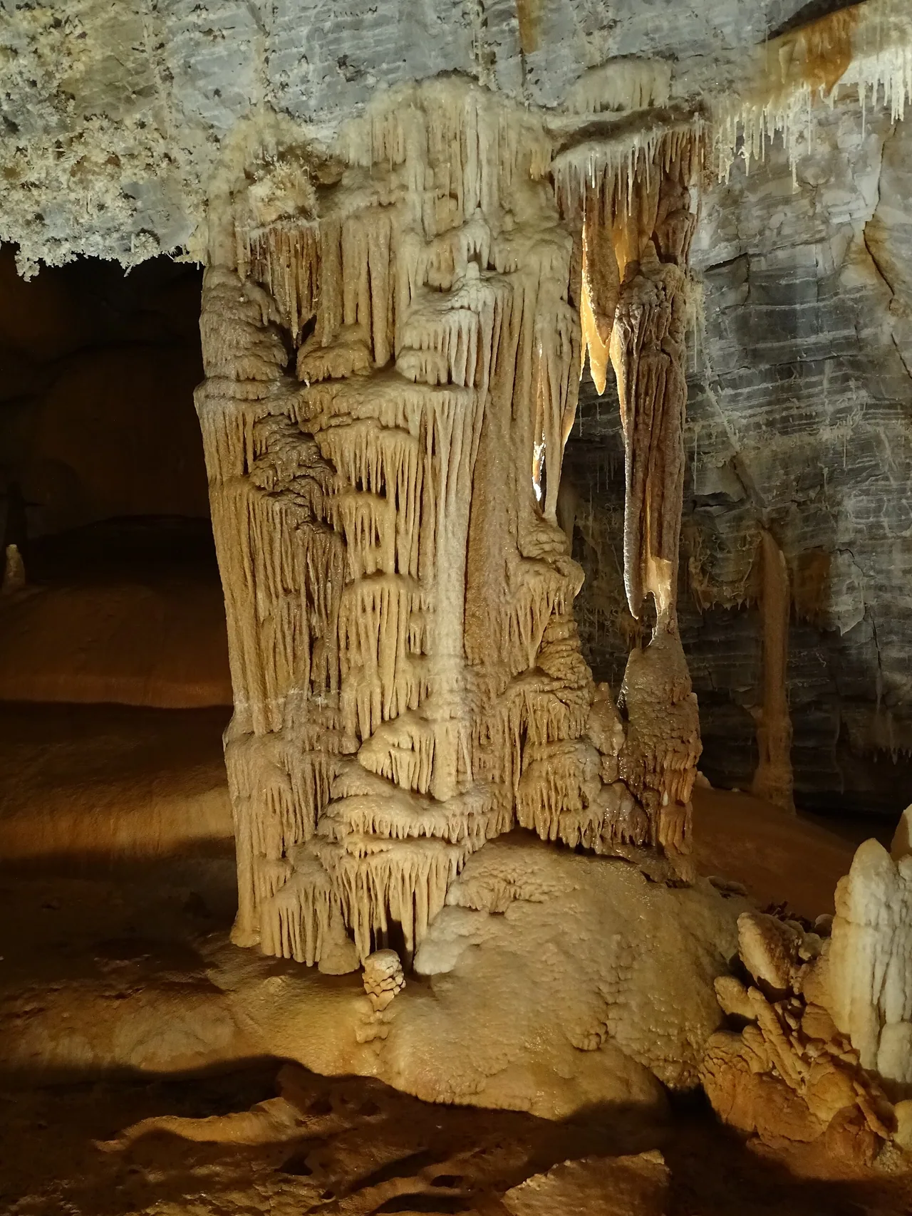Vue intérieure du Gouffre Géant de Cabrespine dans l'Aude