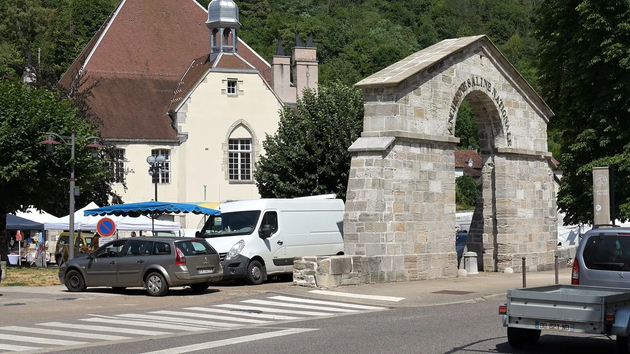 Bâtiment principal et portail d'entrée de la Grande Saline à Salins-les-Bains en 2026