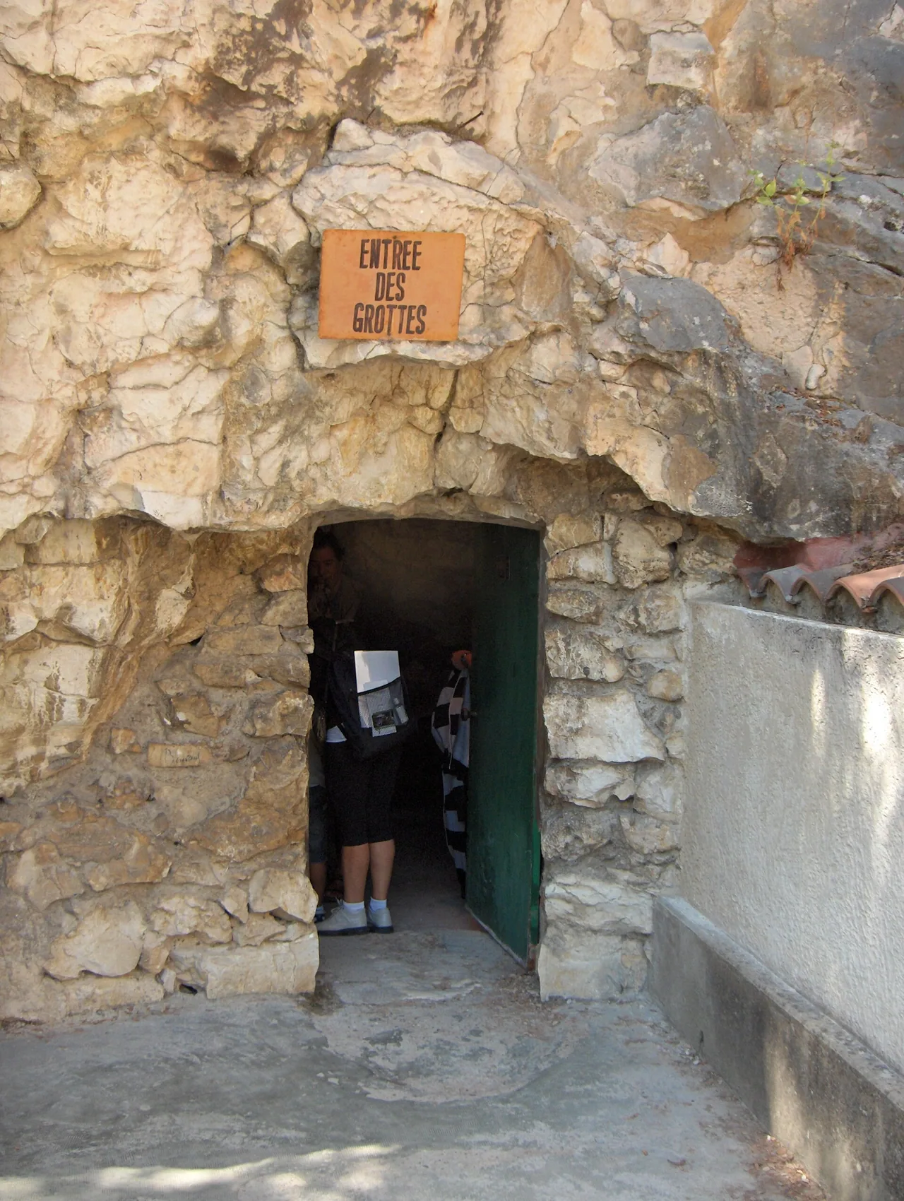 Entrée extérieure des Grottes de Thouzon au Thor