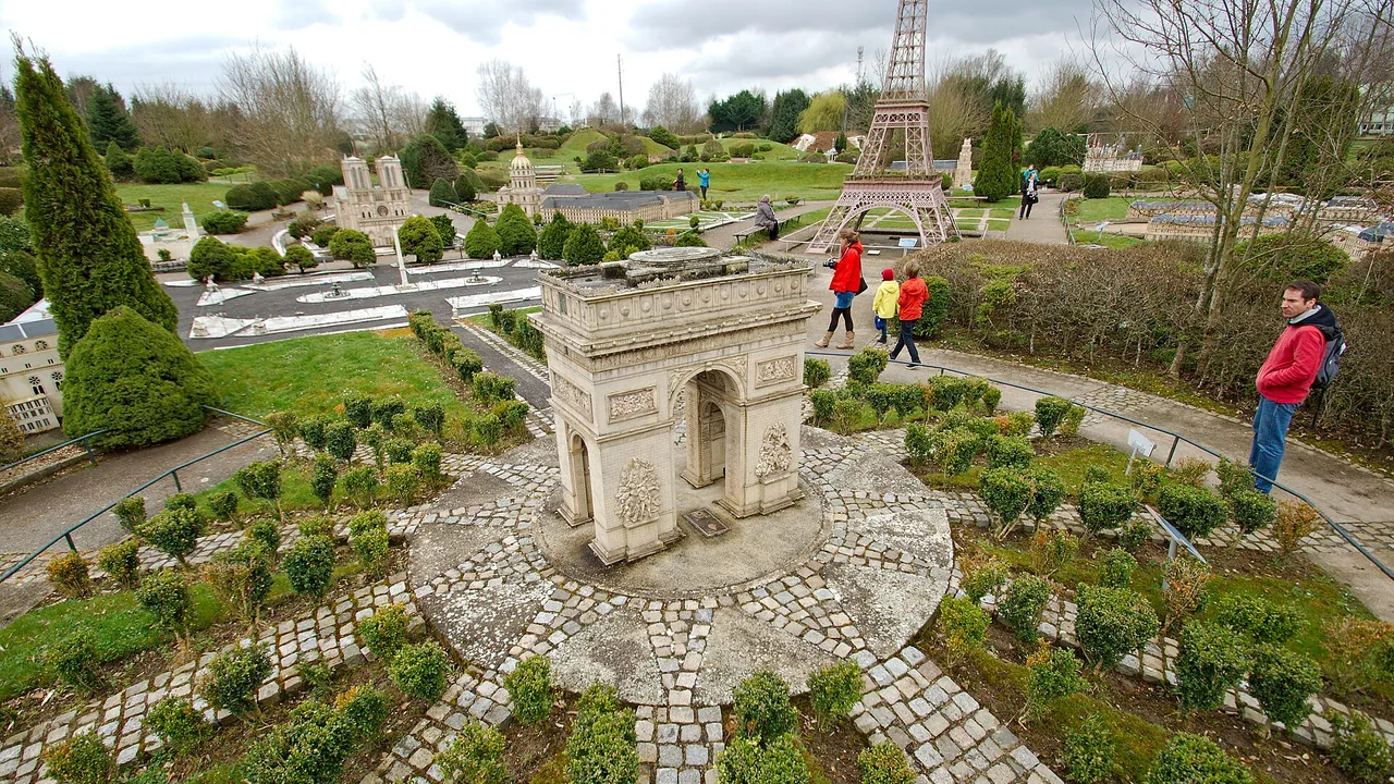 Maquettes de l’Arc de Triomphe et de la tour Eiffel au parc France Miniature à Élancourt, avec des visiteurs, hors décorations d’Halloween
