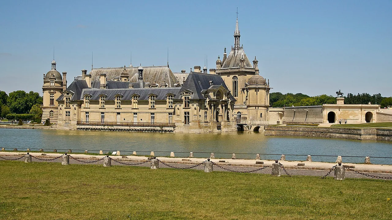 Vue du château de Chantilly et du plan d'eau devant sa façade