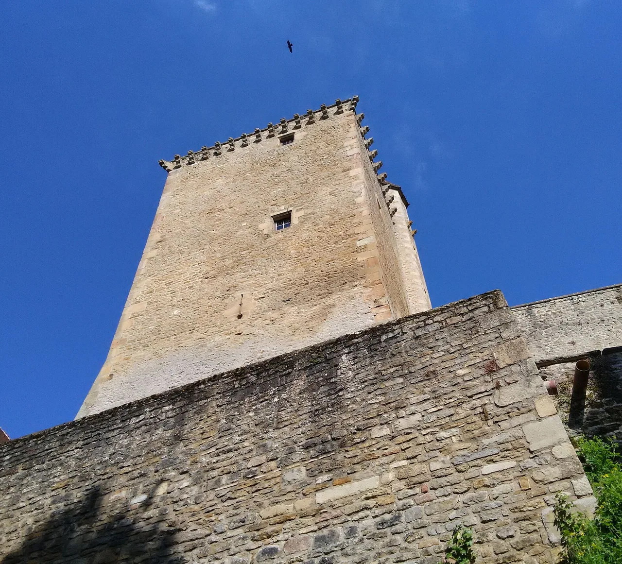 Donjon et remparts du château de Couches vus depuis la rue du Pont-Levis
