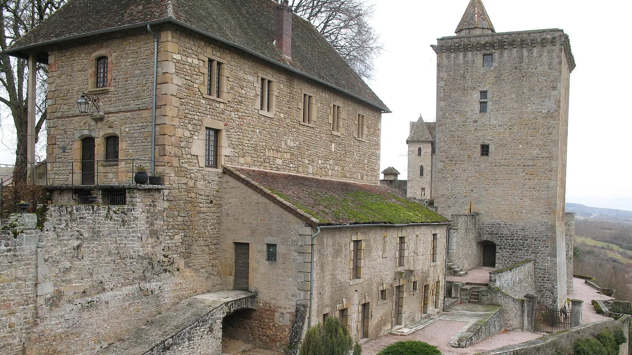 Bâtiments en pierre et tour du château de Couches en Saône-et-Loire