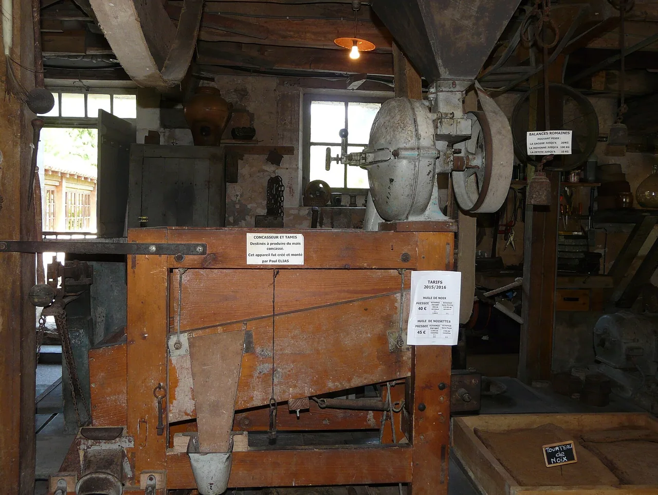 Concasseur et tamis utilisés au moulin de la Veyssière à Neuvic