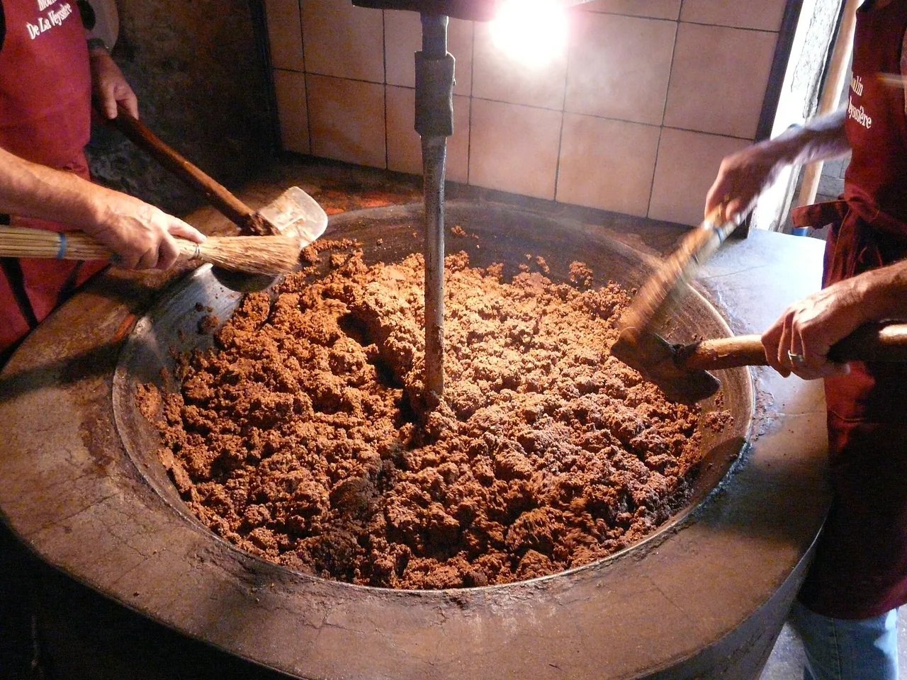 Poêle de chauffage de la pâte de noix au moulin de la Veyssière
