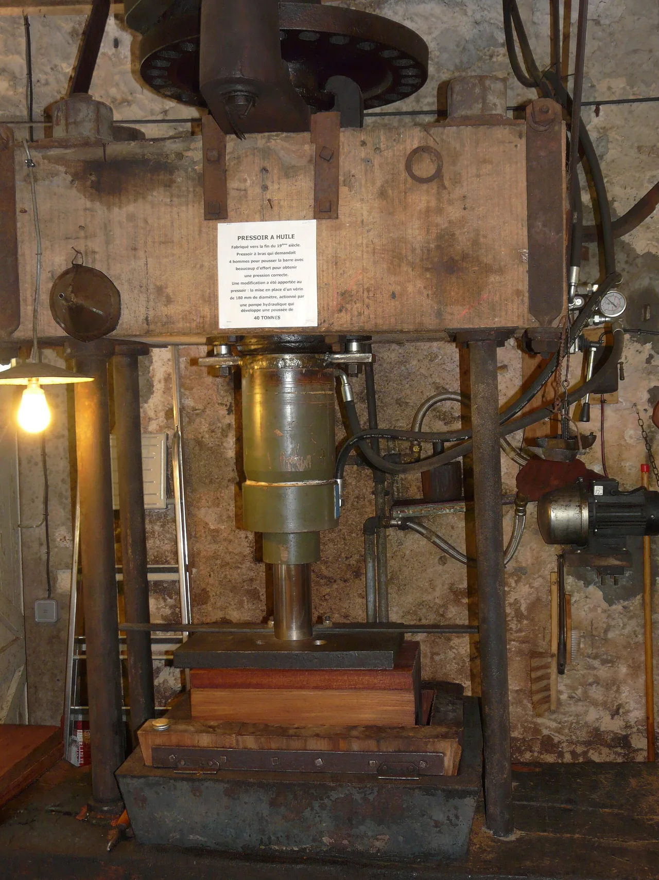Pressoir à huile traditionnel au moulin de la Veyssière à Neuvic