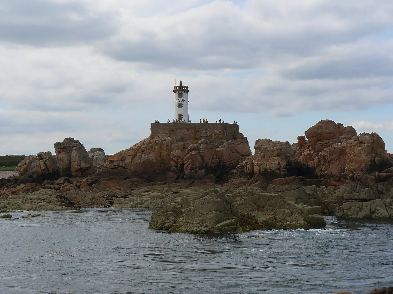 Phare du Paon à l'extrémité nord de l'île de Bréhat, vu depuis la mer