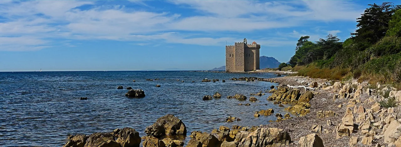 Ancien monastère fortifié de l'abbaye de Lérins sur l'île Saint-Honorat