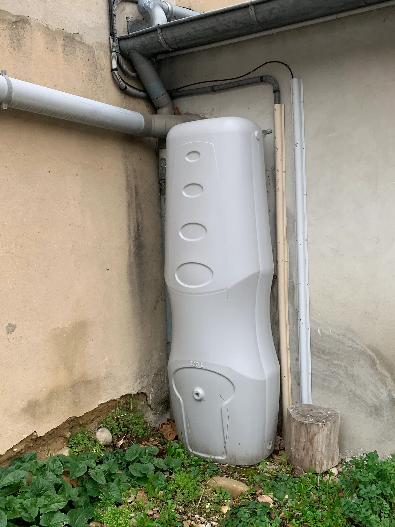 Récupérateur d'eau de pluie de 400 litres photographié dans l'Ain en février 2021