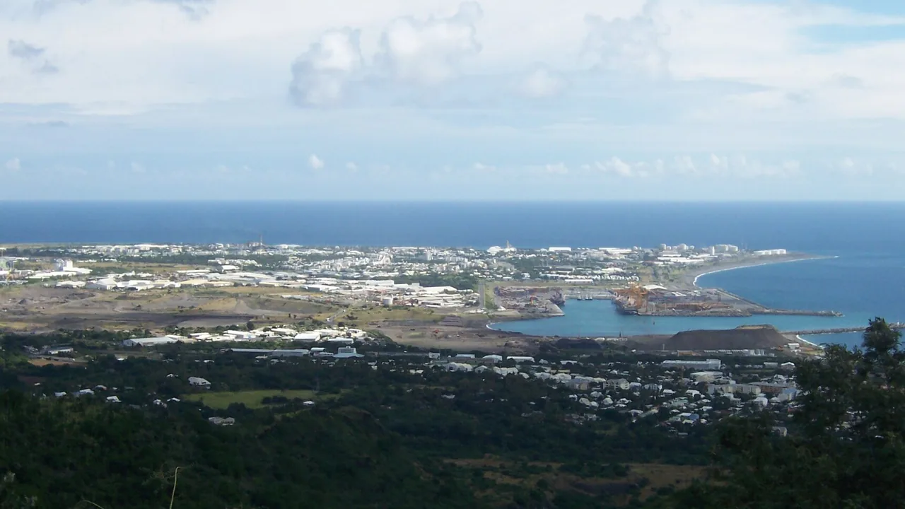 Vue générale de la ville du Port à La Réunion depuis la route de la Montagne