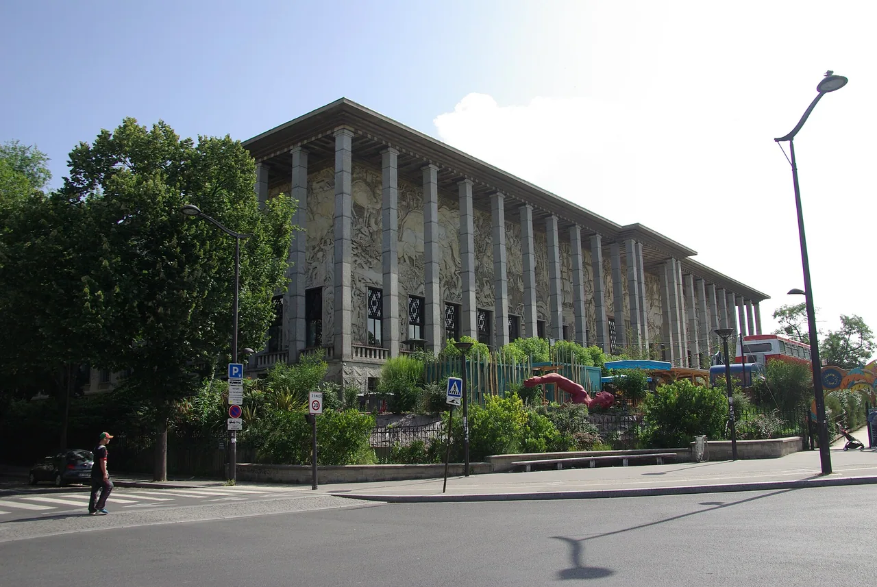 Façade du Palais de la Porte Dorée à Paris, photographiée en 2019, bâtiment abritant l'Aquarium tropical.