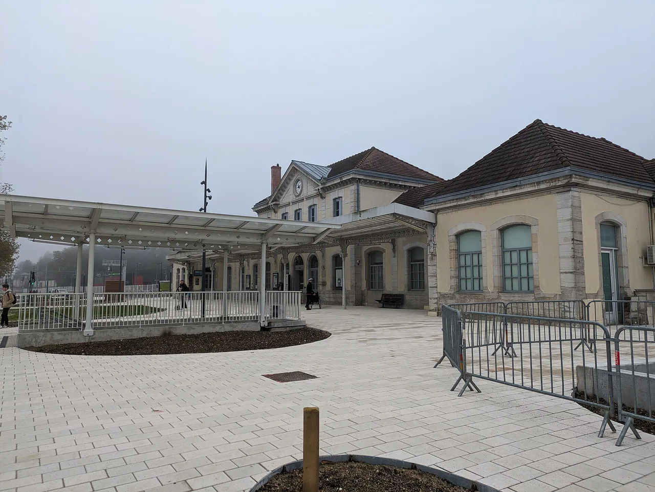 Façade rénovée de la gare de Lons-le-Saunier photographiée en octobre 2024