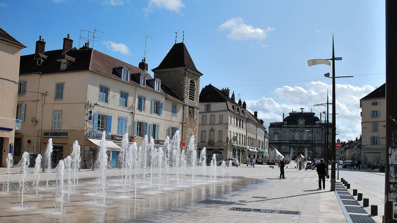 La place de la Liberté à Lons-le-Saunier, dans le Jura, hors du musée de La Vache qui rit