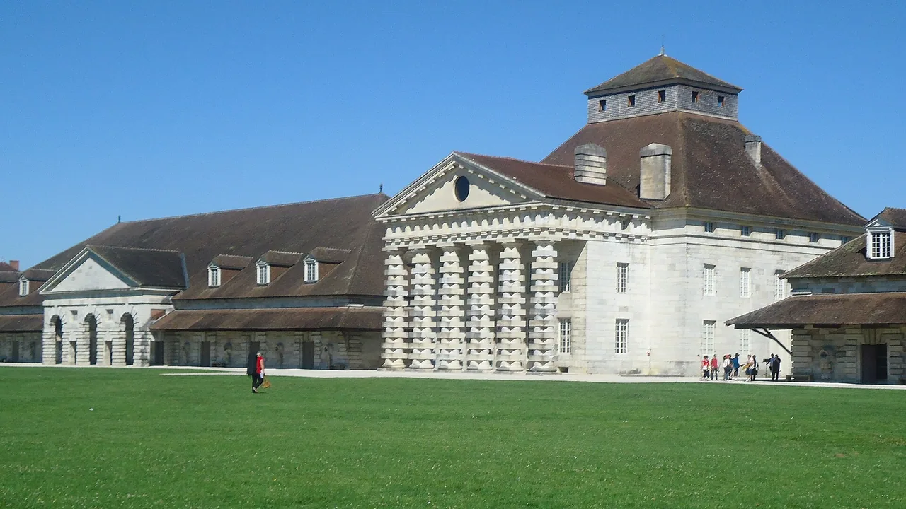 Vue de la Saline royale d'Arc-et-Senans et de ses bâtiments historiques, photographiée en juin 2011.